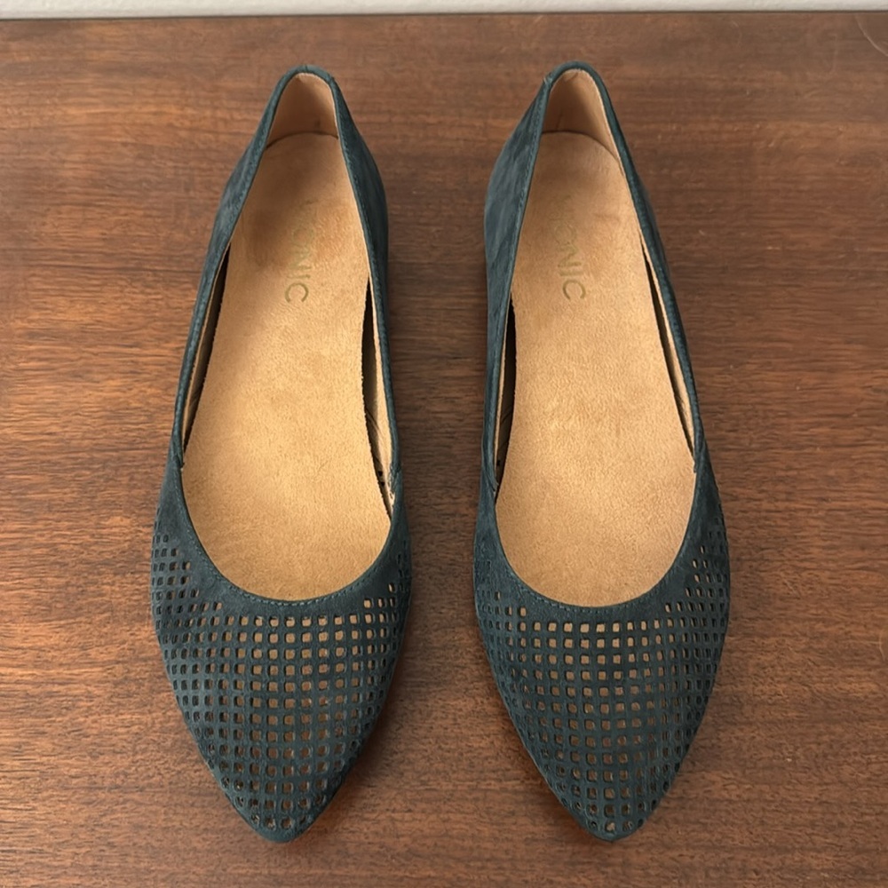 Vionic Posey Perforated Suede Green Ballet Flat Size 6.5 New - Picture 2 of 6